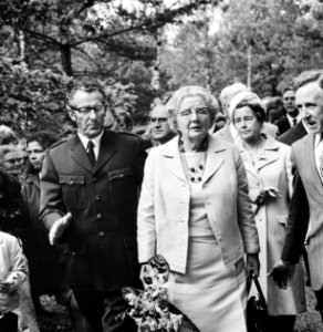Koningin Juliana bezoekt het Gooi, in Huizen koningin Juliana tijdens wandeling, Bestanddeelnr 927-2393