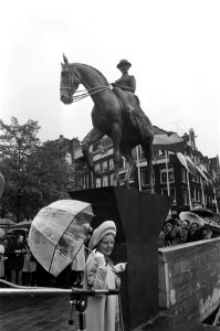 Koningin Juliana bij het onthulde beeld, Bestanddeelnr 925-6034
