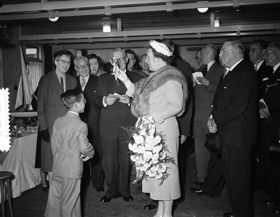 Koningin Juliana bezoekt het Ahoygebouw in Rotterdam, Bestanddeelnr 906-4977