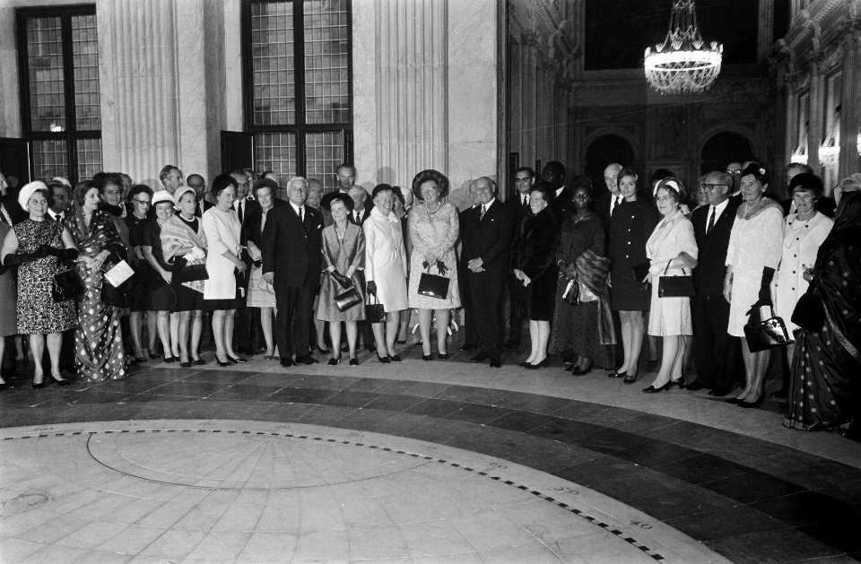 Koningin Juliana ontvangt in het Paleis op de Dam een groep deelnemers aan het I, Bestanddeelnr 922-8810