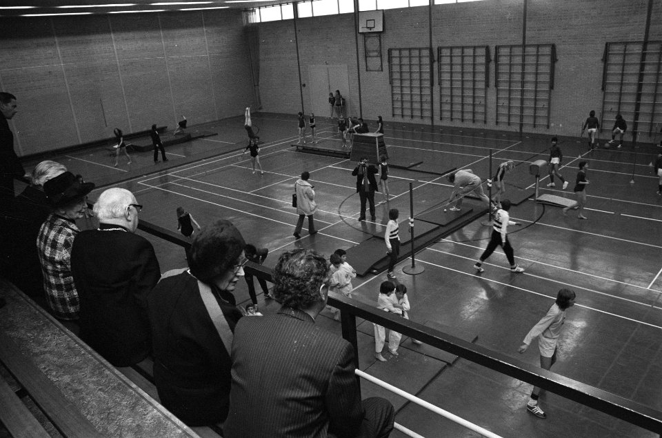 Koningin Juliana bezoekt gemeente Rheden, Hare Majesteit bezoekt sporthal, Bestanddeelnr 926-2352
