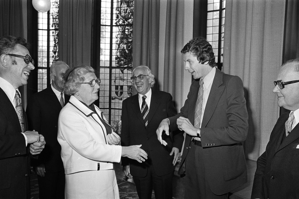 Koningin Juliana bij 75 jarig jubileum Sociale Verzekeringsbank in Amsterdam, v, Bestanddeelnr 928-6176