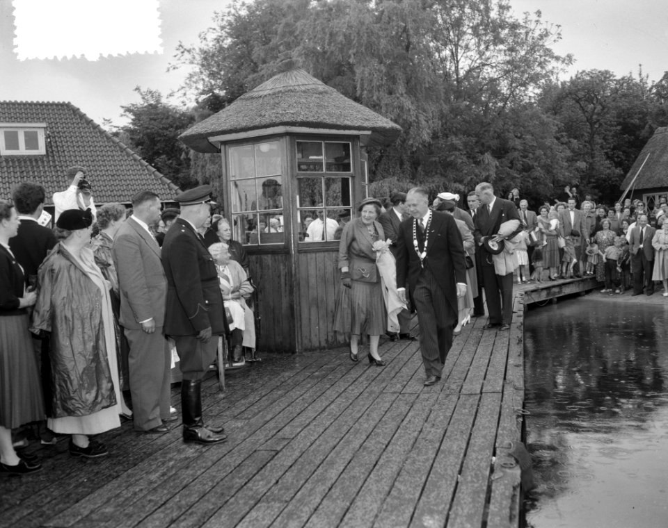 Koningin Juliana bezoekt jachthaven Ottenhome in Oud Loosdrecht, Bestanddeelnr 907-7865