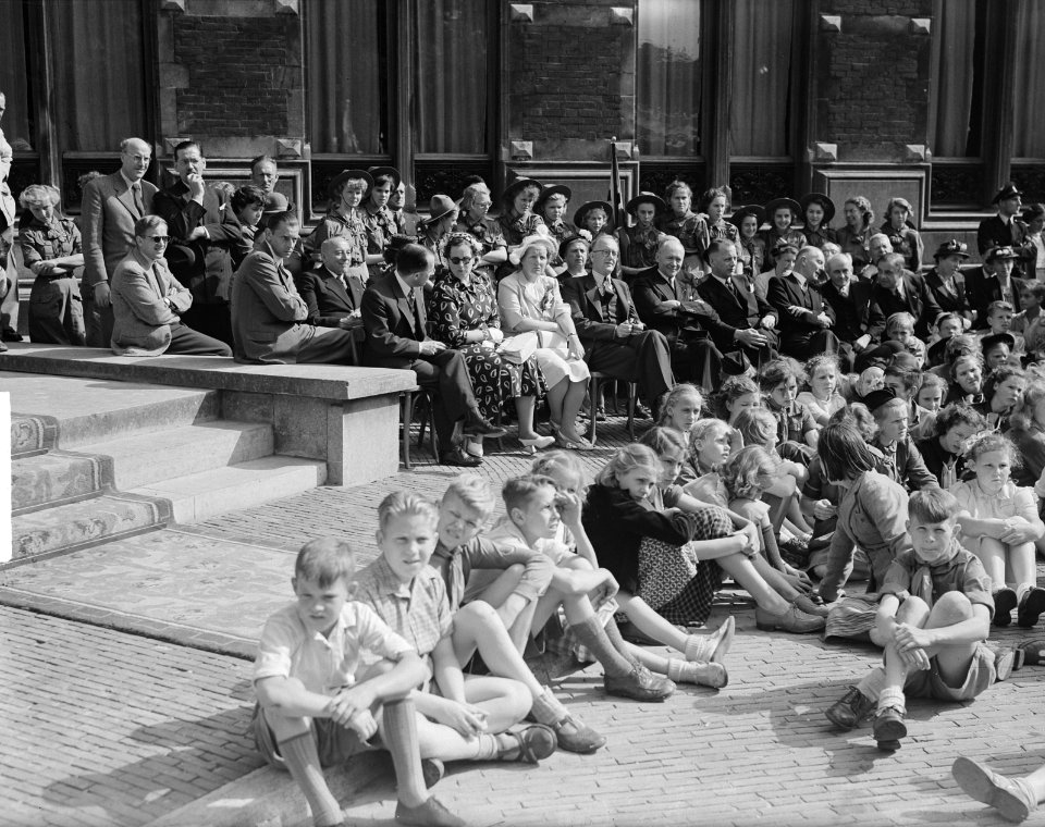 Koningin Juliana bij 1e lustrum Nederlandse Jeugd Gemeenschap te Utrecht, Bestanddeelnr 904-0549