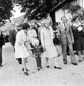 Koningin Juliana bezoekt het Gooi, in Blaricum koningin Juliana met Jan Pieter , Bestanddeelnr 927-2386