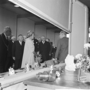 Koningin Juliana bezoektj een scheepswerf, Bestanddeelnr 914-3077