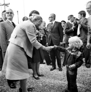 Koningin Juliana bezoekt het Gooi, in Blaricum koningin Juliana begroet 2 jarig, Bestanddeelnr 927-2387