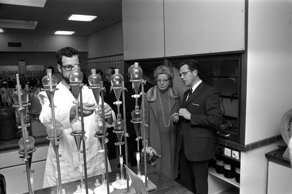 Koningin Juliana bezoekt Hoogheemraadschap van Rijnland, Rijnlandse laboratorium, Bestanddeelnr 925-1563