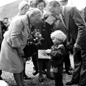 Koningin Juliana bezoekt het Gooi, in Blaricum koningin Juliana bij kinderen, Bestanddeelnr 927-2389