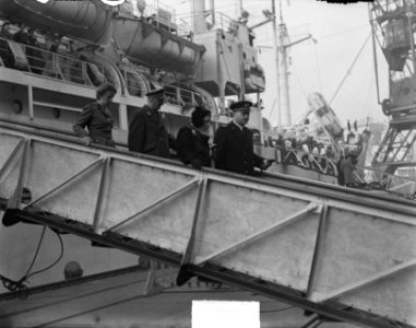 Koningin Juliana bij de terugkeer van het schip Groote Beer. De koningin op de l, Bestanddeelnr 903-7814