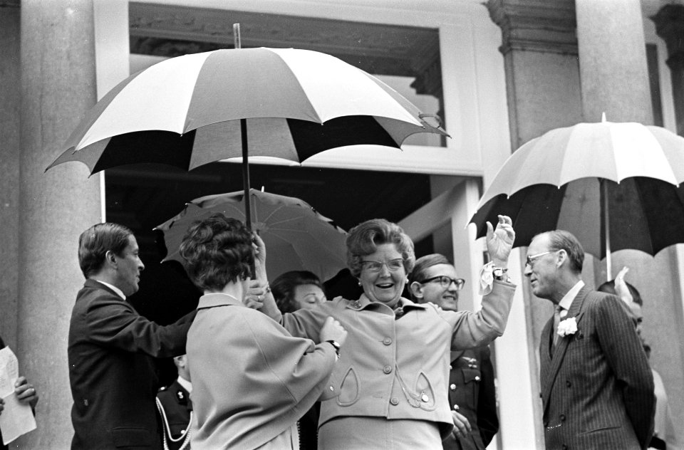 Koningin Juliana op het bordes, Bestanddeelnr 921-3009