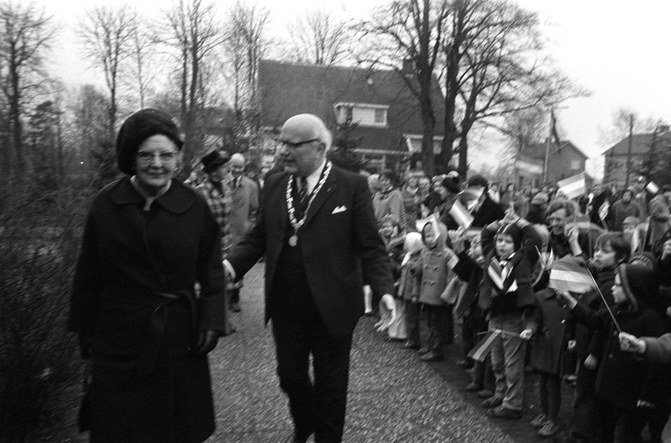 Koningin Juliana bezoekt gemeente Rheden, Hare Majesteit bij aankomst met burgem, Bestanddeelnr 926-2349