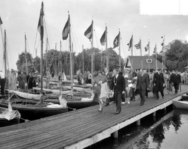 Koningin Juliana bezoekt jachthaven Ottenhome in Oud Loosdrecht, Bestanddeelnr 907-7864