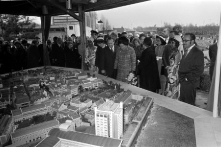 Koningin Juliana bij de maquette, Bestanddeelnr 926-3489