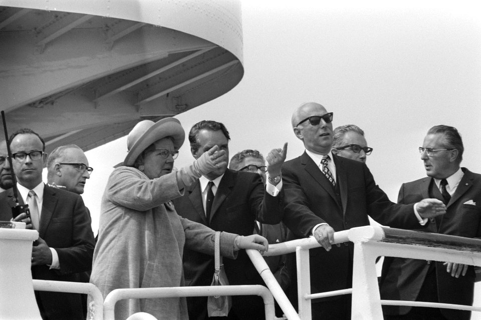 Koningin Juliana op de Koningin Wilhelmina in gezelschap van minister Bakker (, Bestanddeelnr 924-6407