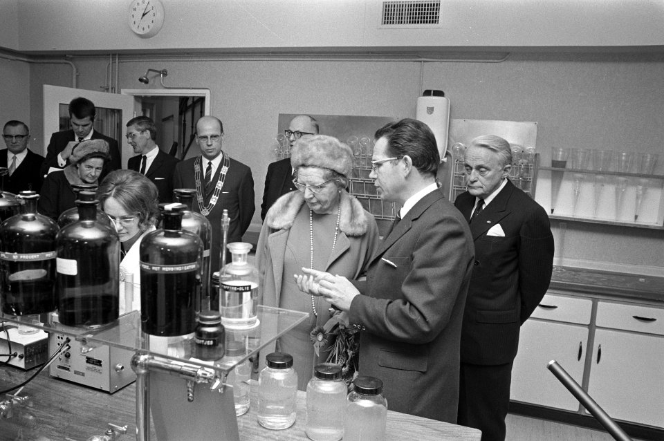 Koningin Juliana bezoekt Hoogheemraadschap van Rijnland, Rijnlandse laboratorium, Bestanddeelnr 925-1562