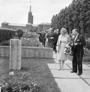 Koningin Juliana op de Floriade in Rotterdam Op de achtergrond museum Boijmans , Bestanddeelnr 911-4392