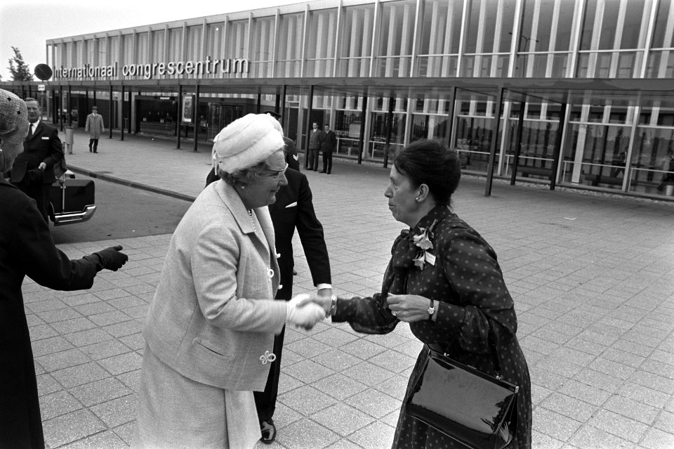 Koningin Juliana bij de landdag Unie van Vrijwilligers in de RAI, Amsterdam t.g., Bestanddeelnr 923-5521