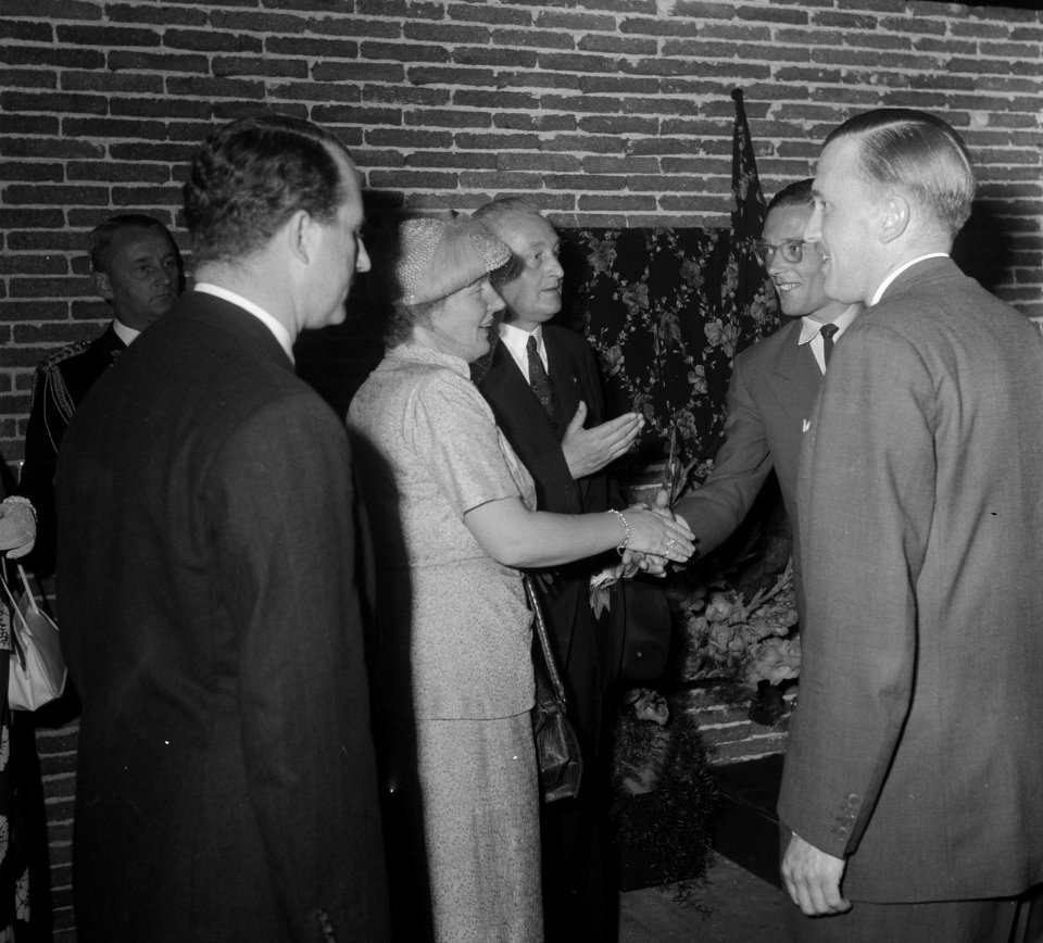 Koningin Juliana bezoekt FF Enschede, Bestanddeelnr 904-7410