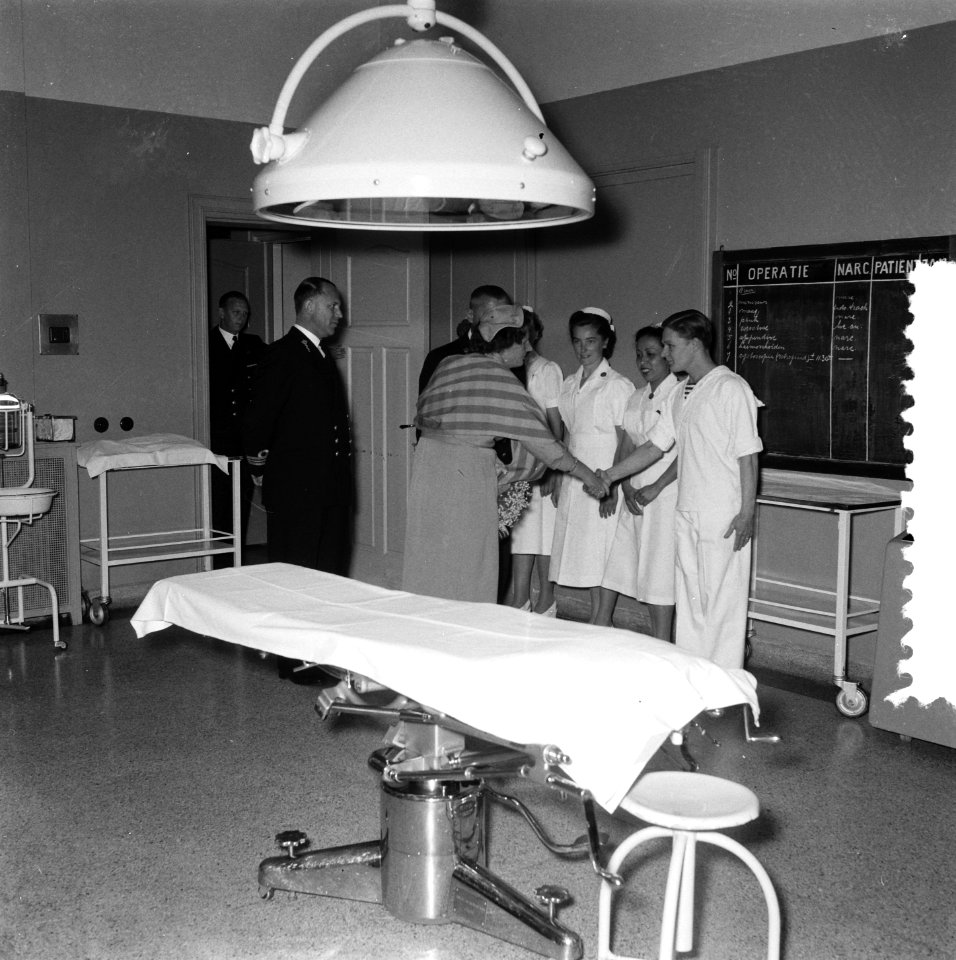 Koningin Juliana bezoekt het Marine Hospitaal in Overveen, Bestanddeelnr 906-5025