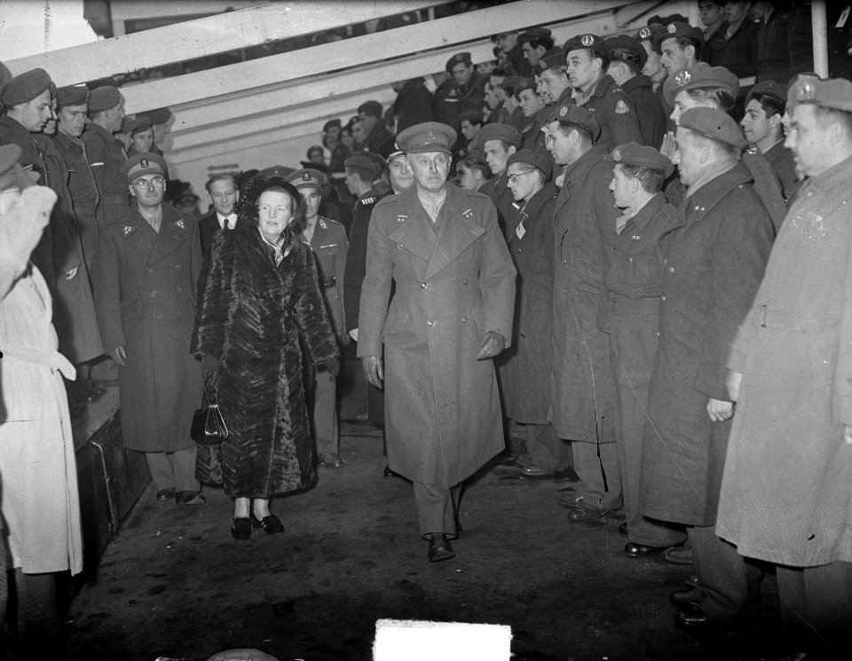 Koningin Juliana bij de terugkeer van het schip Groote Beer, Bestanddeelnr 903-7809