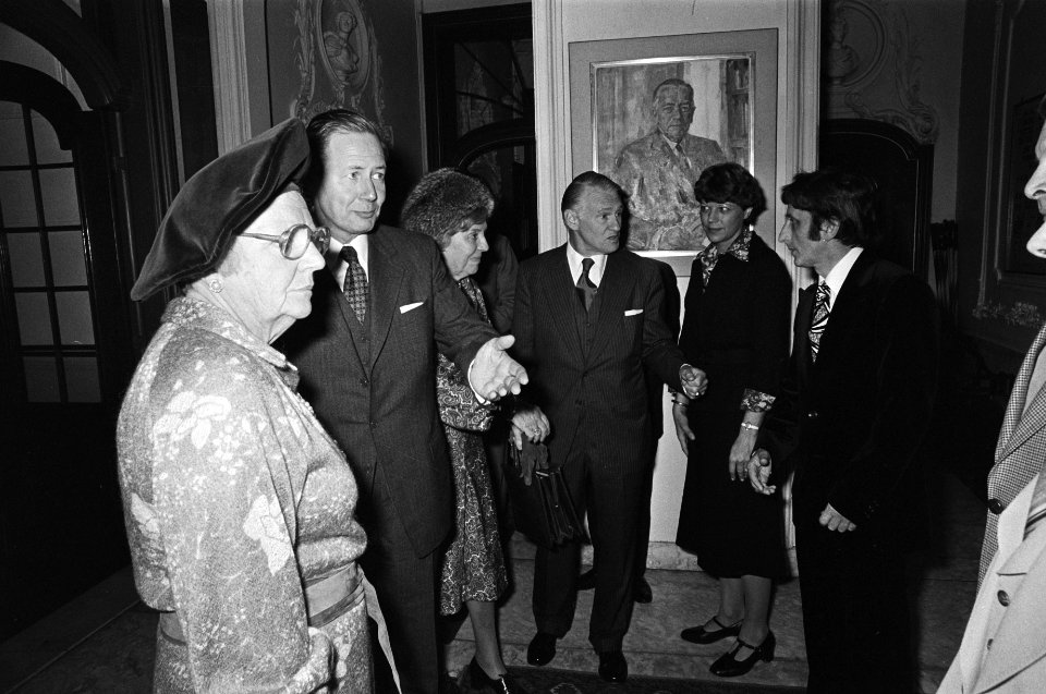 Koningin Juliana bezoekt Fa Joh Enschede in Haarlem rondgang, Bestanddeelnr 929-9259