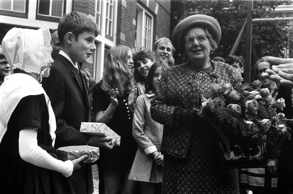 Koningin Juliana bezoekt Gereformeerd Burgerweeshuis Coen Cuserhuis te Haarlem, Bestanddeelnr 922-9230