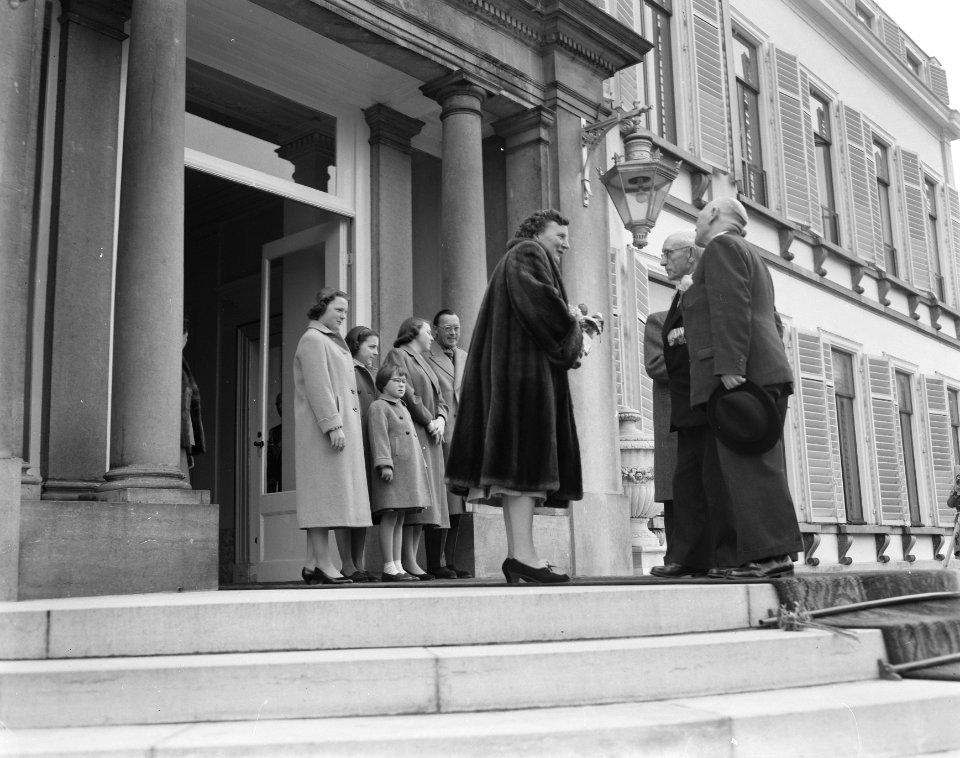 Koningin Juliana ontvangt felicitaties, Bestanddeelnr 907-7261