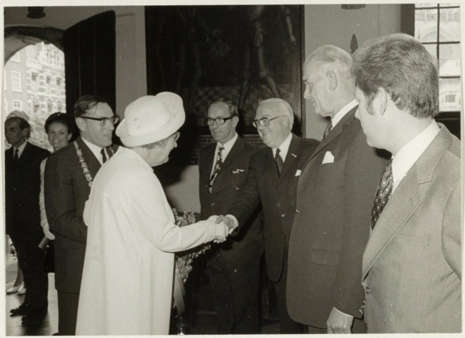 Koningin Juliana bezoekt Haarlem, ontvangst op het stadhuis. NL-HlmNHA 54011906 01