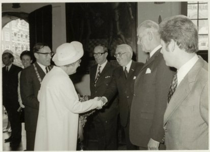 Koningin Juliana bezoekt Haarlem, ontvangst op het stadhuis. NL-HlmNHA 54011906 01