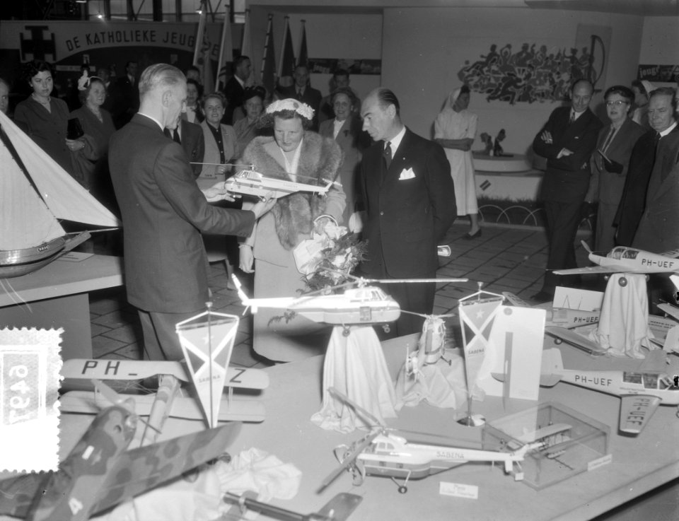 Koningin Juliana bezoekt het Ahoygebouw in Rotterdam, Bestanddeelnr 906-4979