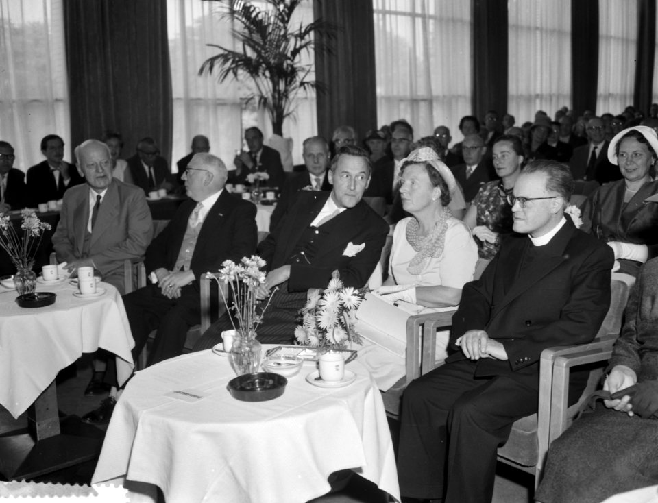 Koningin Juliana bij 10 jaar Nederlandse Gesprekcentrum Utrecht, Bestanddeelnr 910-7210