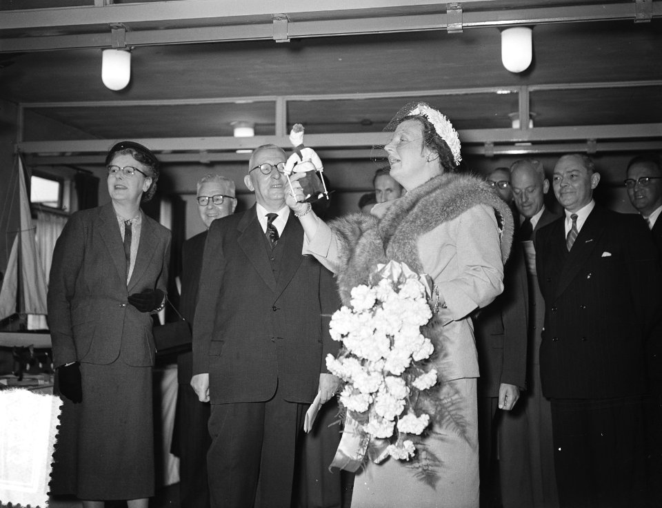 Koningin Juliana bezoekt het Ahoygebouw in Rotterdam, Bestanddeelnr 906-4973