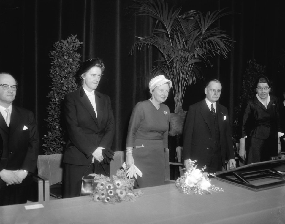Koningin Juliana is te Utrecht aanwezig bij het jubileumcongres van de Nationale, Bestanddeelnr 910-0396