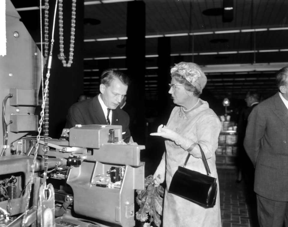 Koningin Juliana bij een drukpers, Bestanddeelnr 916-8539
