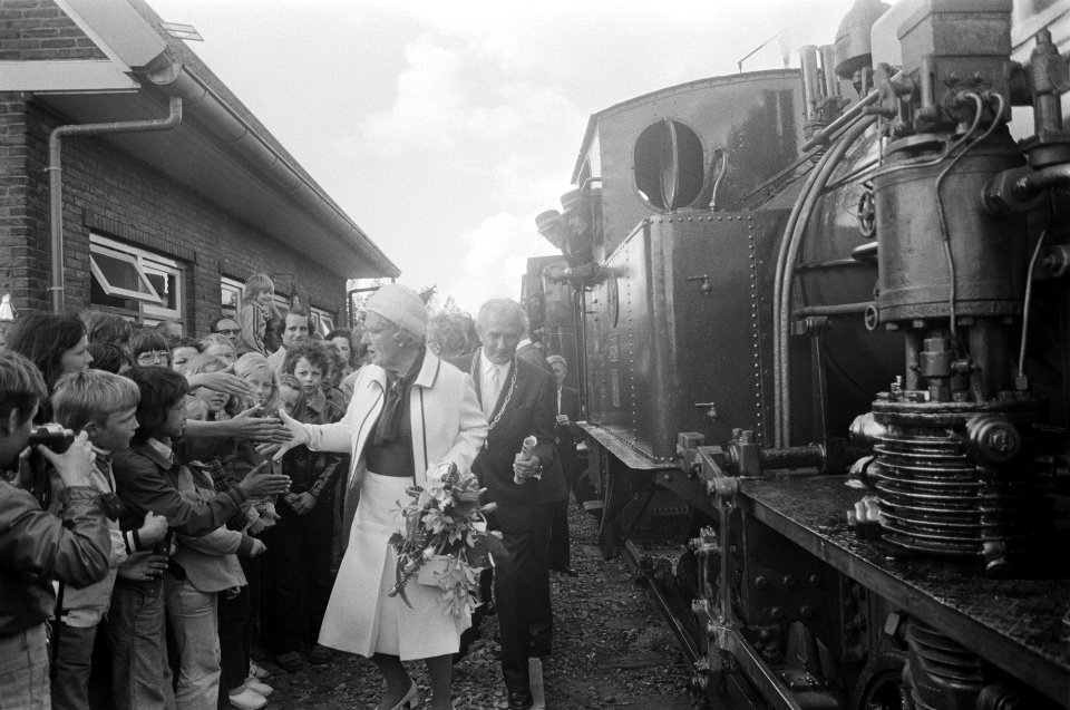 Koningin Juliana bezoekt Zeeland Station Kwadendamme met stoomtram, Bestanddeelnr 927-2515