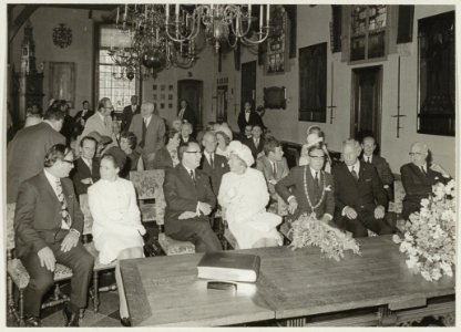 Koningin Juliana bezoekt Haarlem, ontvangst op het stadhuis. NL-HlmNHA 54011907 01