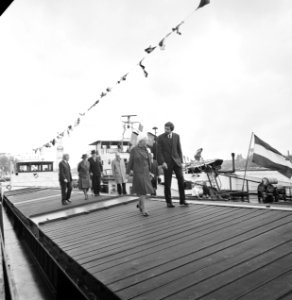 Koningin Juliana bezoekt in Rotterdam binnenschepen t.g.v. jubileum Schippersvereniging Schuttevaer, Bestanddeelnr 927-1461