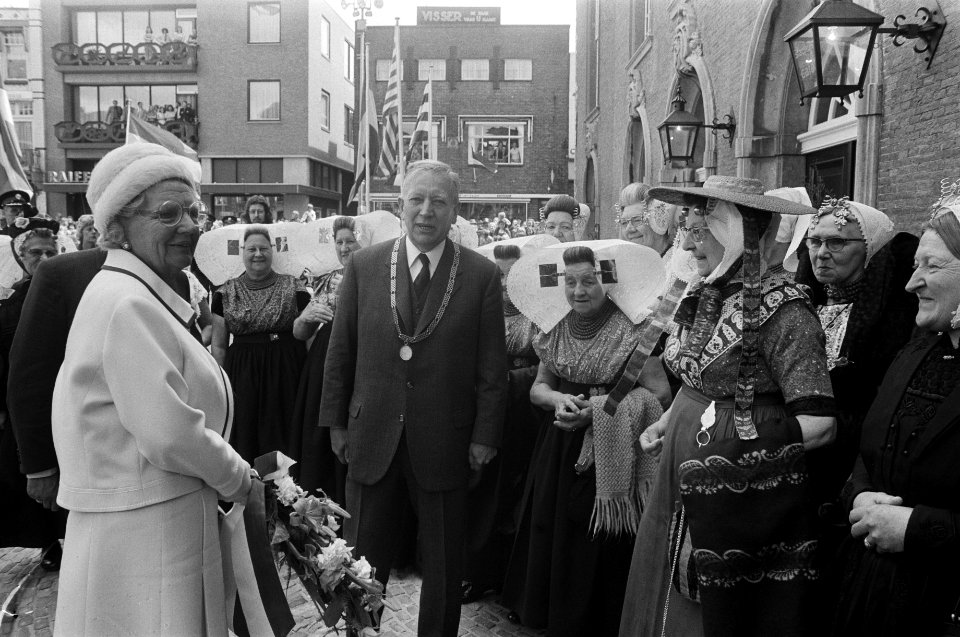 Koningin Juliana bezoekt Zeeland Grote Markt te Goes, Bestanddeelnr 927-2522
