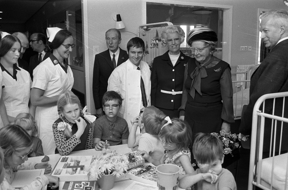 Koningin Juliana kijkt bij patiëntjes, Bestanddeelnr 925-0236