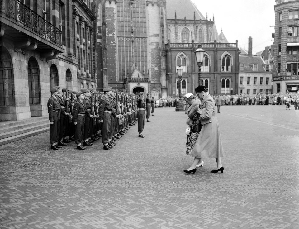 Koningin Juliana komt aan bij het Paleis op de Dam, Bestanddeelnr 906-6699