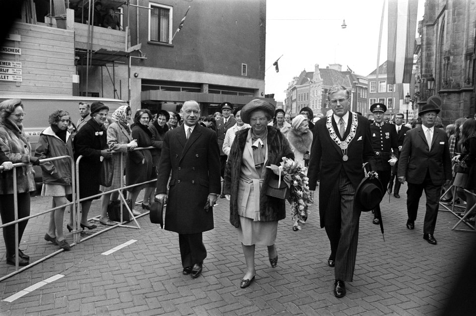 Koningin Juliana bezoekt Zwolle. Rechts burgemeester van Zwolle Drijber en links, Bestanddeelnr 923-4378