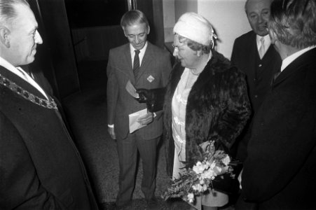 Koningin Juliana ontvangt in het beursgebouw van Leeuwarden van de heer Hallema , Bestanddeelnr 923-4447