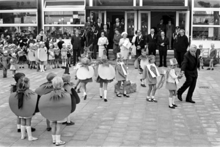 Koningin Juliana bezoekt Zuid-Holland. Kleuters tijdens fruitdans, op achtergron, Bestanddeelnr 921-3941