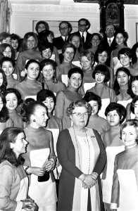 Koningin Juliana ontvangt hostesses voor het Nederlands paviljoen op wereldtento, Bestanddeelnr 923-2975