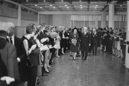 Koningin Juliana bij aankomst, Bestanddeelnr 921-8387
