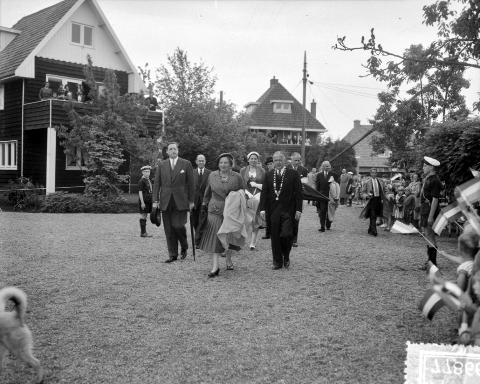 Koningin Juliana bezoekt jachthaven Ottenhome in Oud Loosdrecht, Bestanddeelnr 907-7866