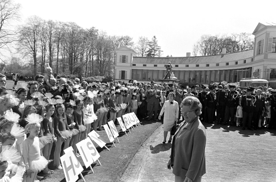 Koningin Juliana bij balletdanseresjes in de voortuin van het paleis, Bestanddeelnr 919-0984