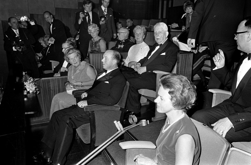 Koningin Juliana bij premiere van film De getemde feeks in bioscoop Du Midi te, Bestanddeelnr 920-7395
