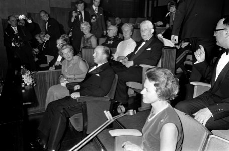 Koningin Juliana bij premiere van film De getemde feeks in bioscoop Du Midi te, Bestanddeelnr 920-7395